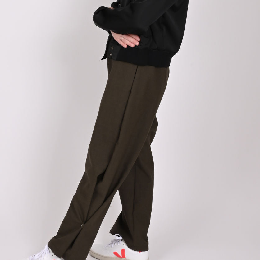 The wide trousers olive