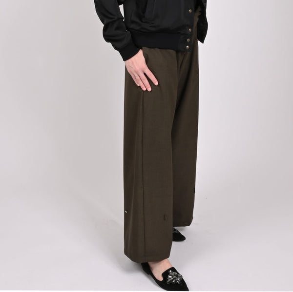 The wide trousers olive